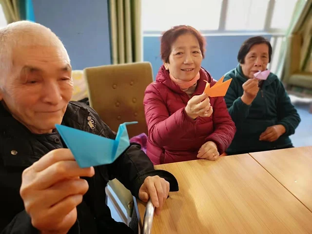 长者展示亲手折出的纸船